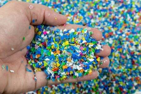 01/07/2025 En la planta de EcoGreen, los residuos plásticos no se desechan: se transforman. A través de procesos como la trituración y prensado, se obtienen materias primas reutilizables, impulsando una verdadera economía circular en la región.
